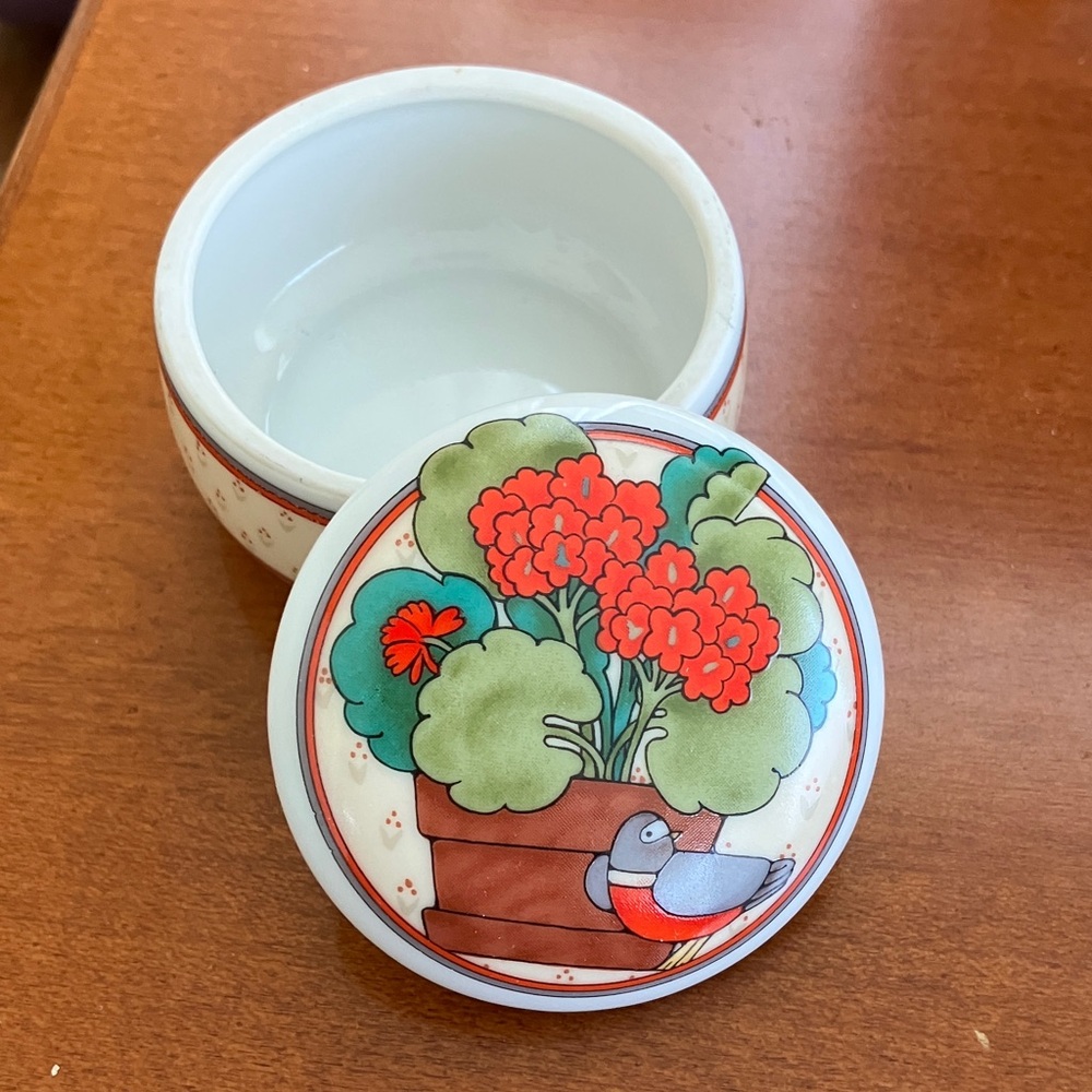 Vintage SAN FRANCISCO CO GERANIUM TAKAHASHI Lidded Trinket Box  Bird Design